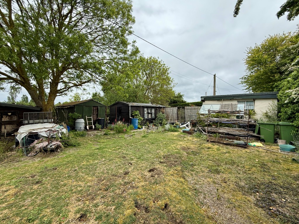 Lot: 84 - BUNGALOW ON LARGE PLOT WITH STABLE AND PADDOCK OFFERING POTENTIAL - Garden area to rear with outbuildings